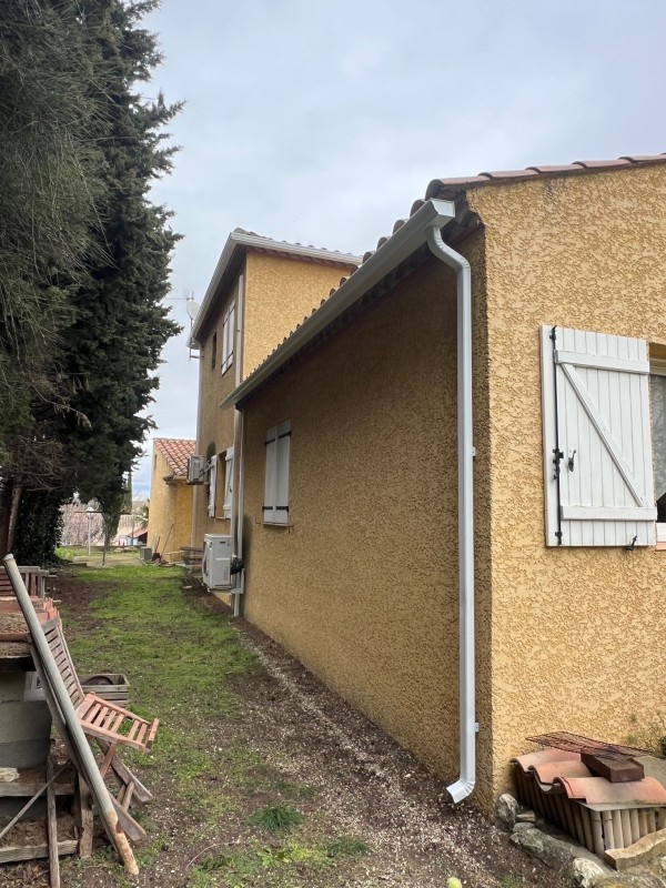 Pose de descentes en aluminium blanc RAL 9010, près de Narbonne