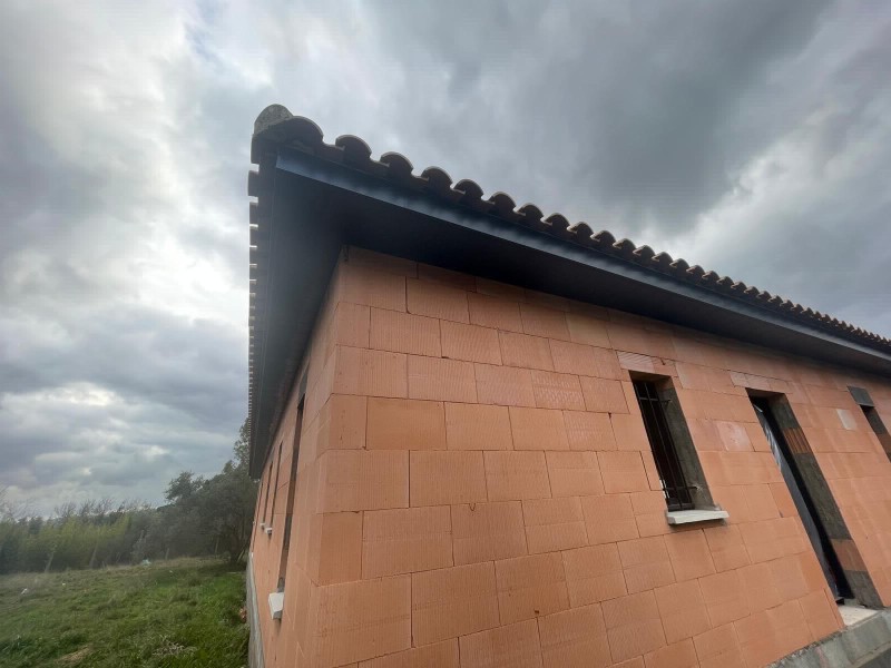 Pose de débord de toit à Lézignan-Corbières