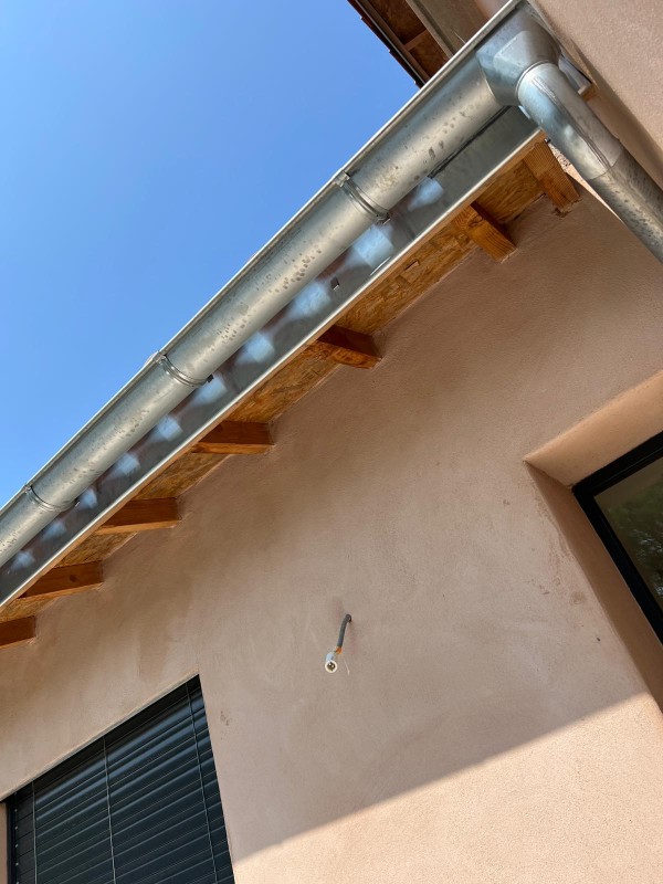 Pose de gouttières en zinc à Sète dans l'hérault